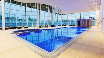 Alberca techada y camastros