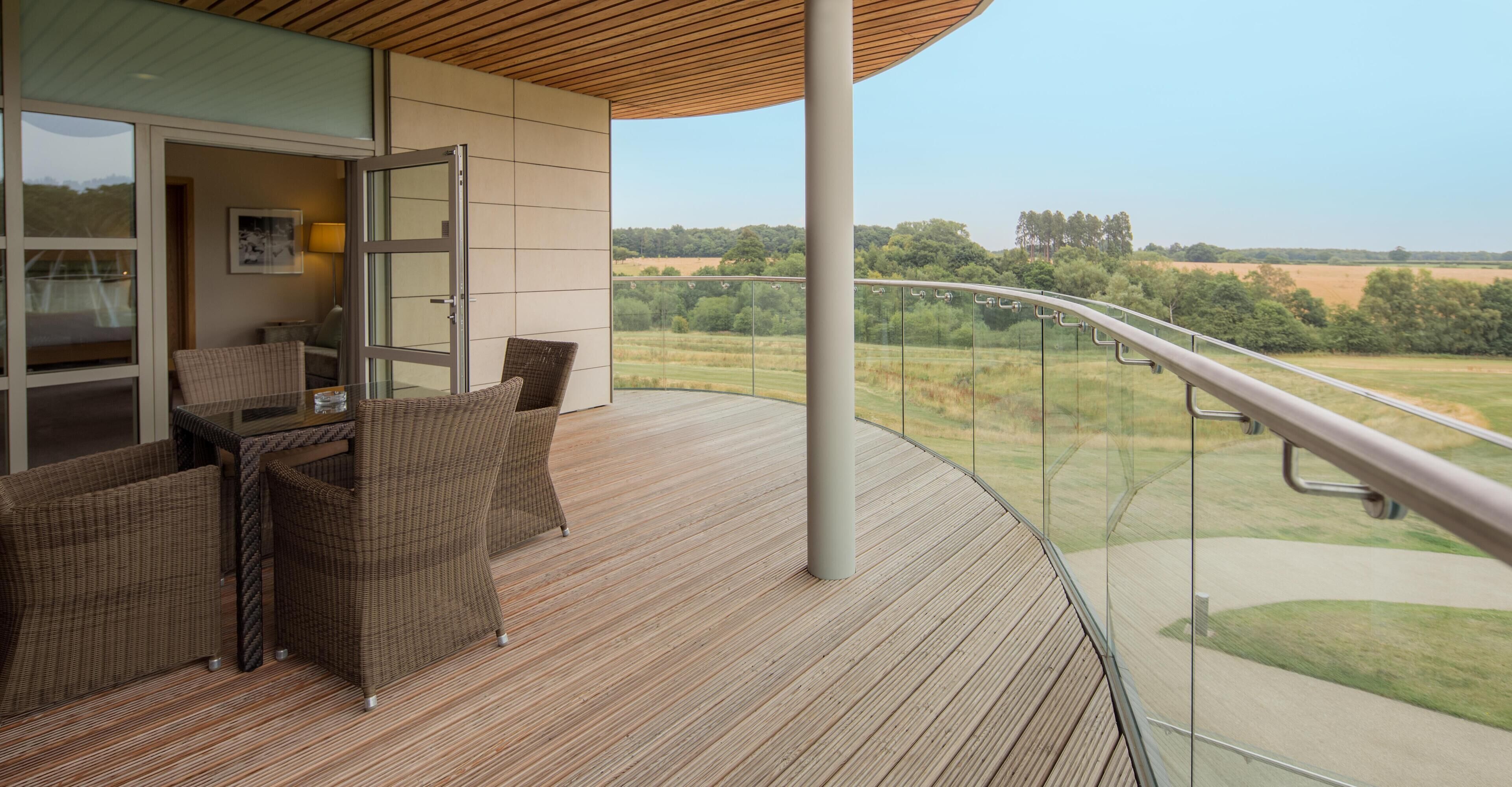 Suite, 1 Schlafzimmer, Balkon | Wohnbereich | 50-Zoll-Flachbildfernseher mit Digitalempfang, Fernseher