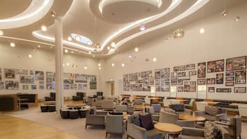 Serves lunch and dinner