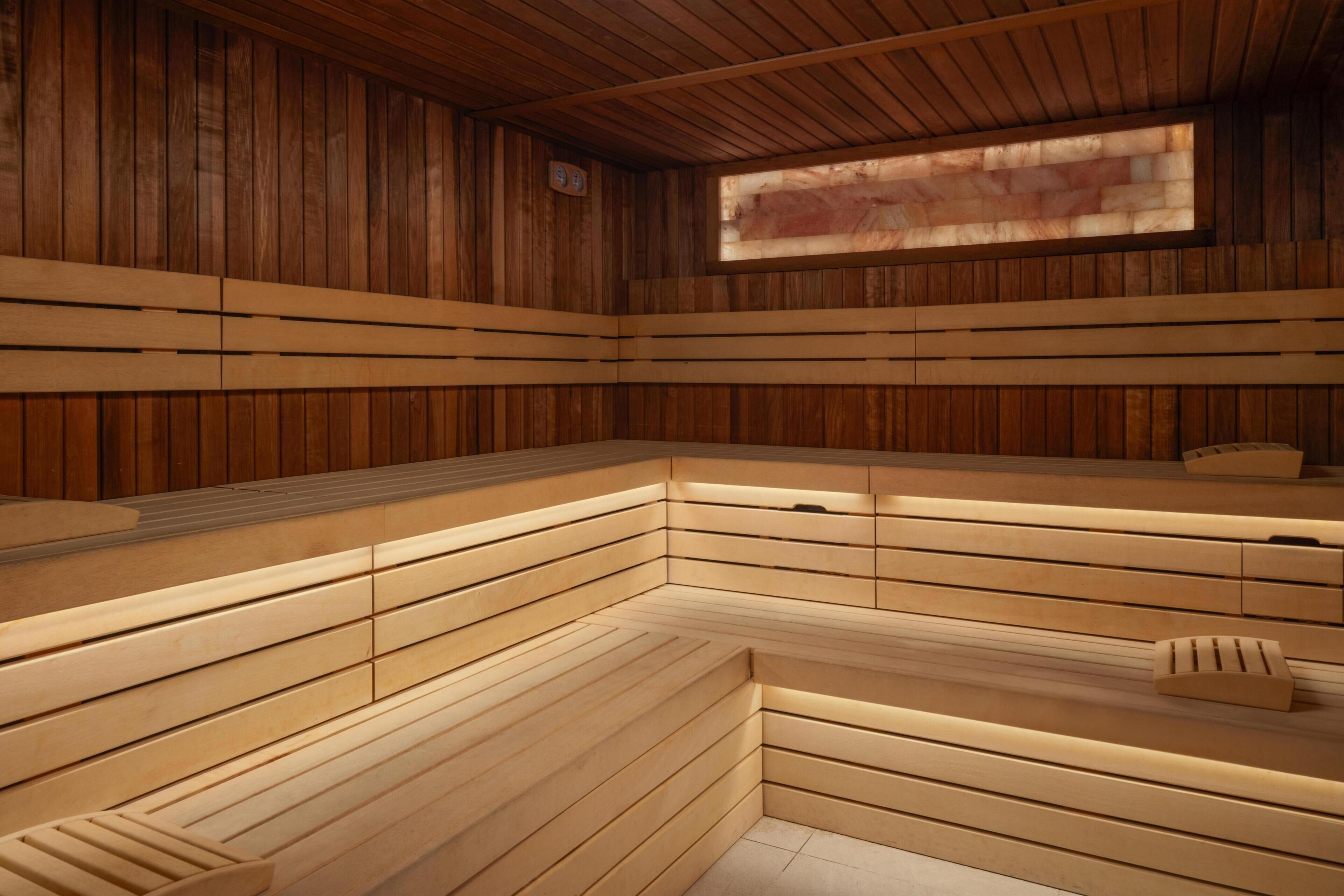 En sauna med træbænke og et skråt loft.