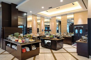 Daily buffet breakfast (JPY 2900 per person)