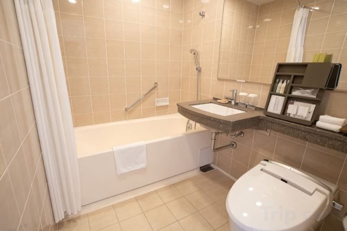 Combined shower/tub, deep soaking tub, free toiletries, hair dryer