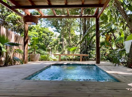 Deluxe Twin Room | Living area | Flat-screen TV