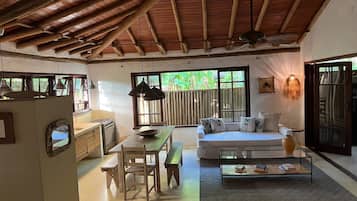 Main Villa | Zona de estar | Una televisión de pantalla plana