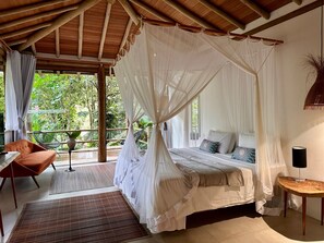 华丽双床房 | 迷你吧、客房内保险箱、特色装修、办公桌