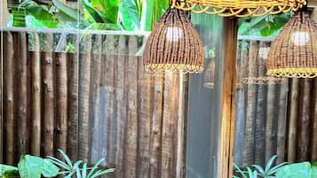 Bungalow Superior de Lux | Bathroom | Shower, free toiletries, hair dryer, bathrobes