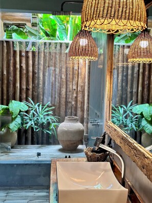 Bungalow Superior de Lux | Bathroom | Shower, free toiletries, hair dryer, bathrobes - Soleluna Casa Pousada (Porto Seguro)