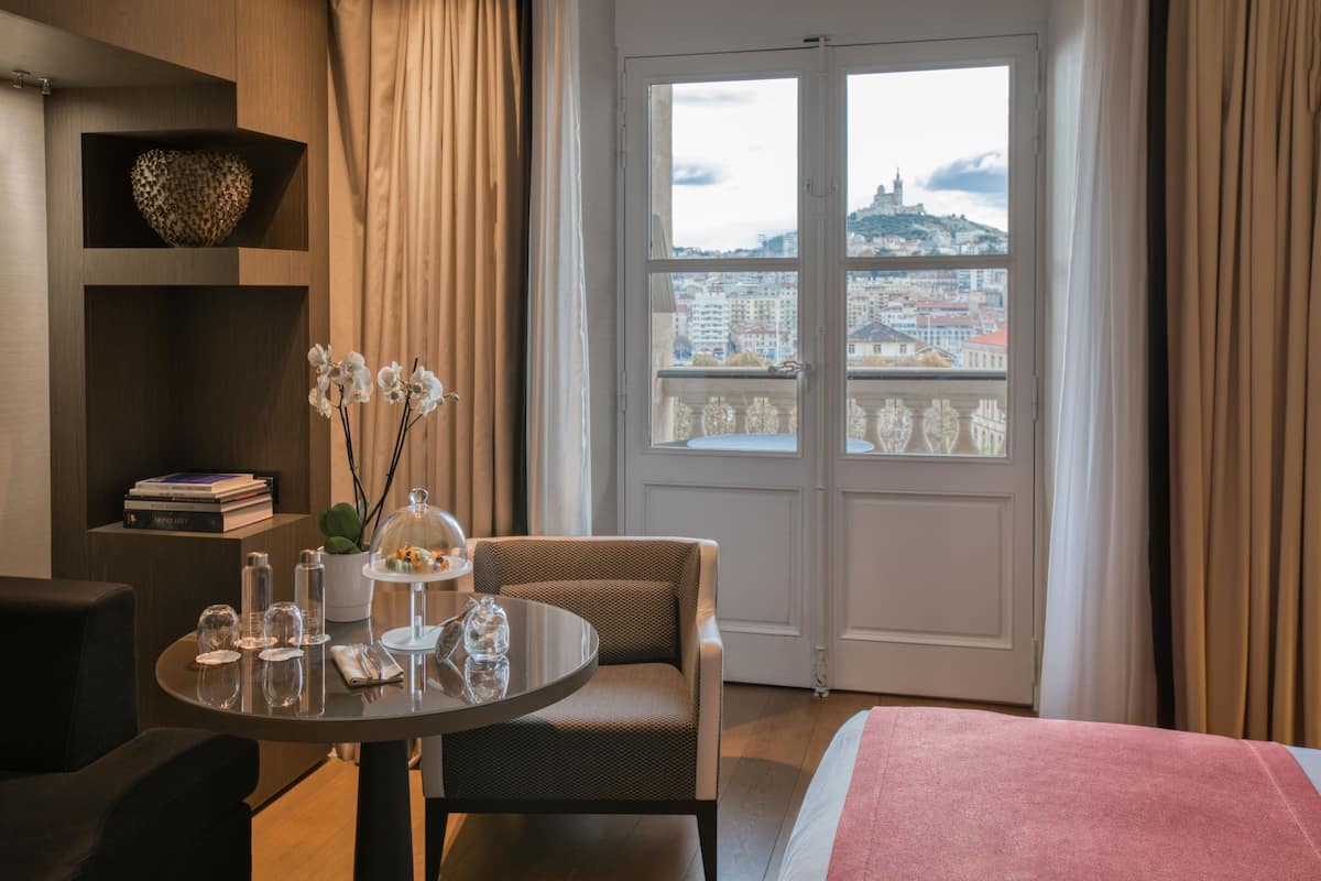 Classic-værelse - 1 kingsize-seng - terrasse - udsigt til havn | Premium-sengetøj, dundyner, senge med topmadrasser, minibar