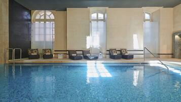 Innenpool, geöffnet von 08:00 Uhr bis 20:00 Uhr, Liegestühle