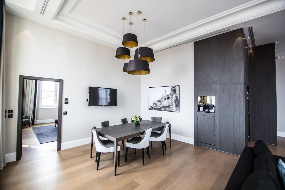 Suite (Prestige) | Premium-sengetøj, dundyner, senge med topmadrasser, minibar