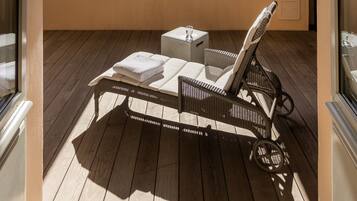 Junior suite, 1 kingsize bed, terras, uitzicht op haven | Luxe beddengoed, donsdekens, pillowtop-bedden, een minibar
