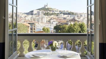 Petit déjeuner et déjeuner servis sur place, restauration en plein air