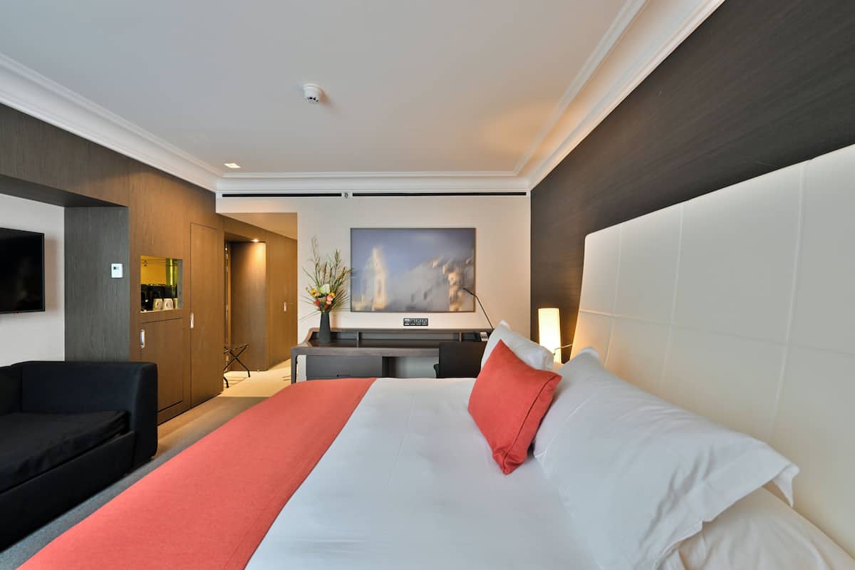 Habitación Premium, 1 cama King size y sofá cama | Ropa de cama de alta calidad, edredón, camas con pillow-top y minibar
