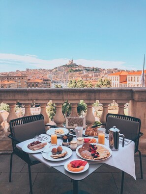 Desayuno completo todos los días (con cargo)