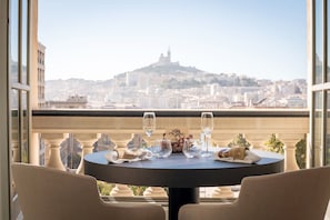 Se sirven desayunos, comidas y cocina regional con mesas al aire libre