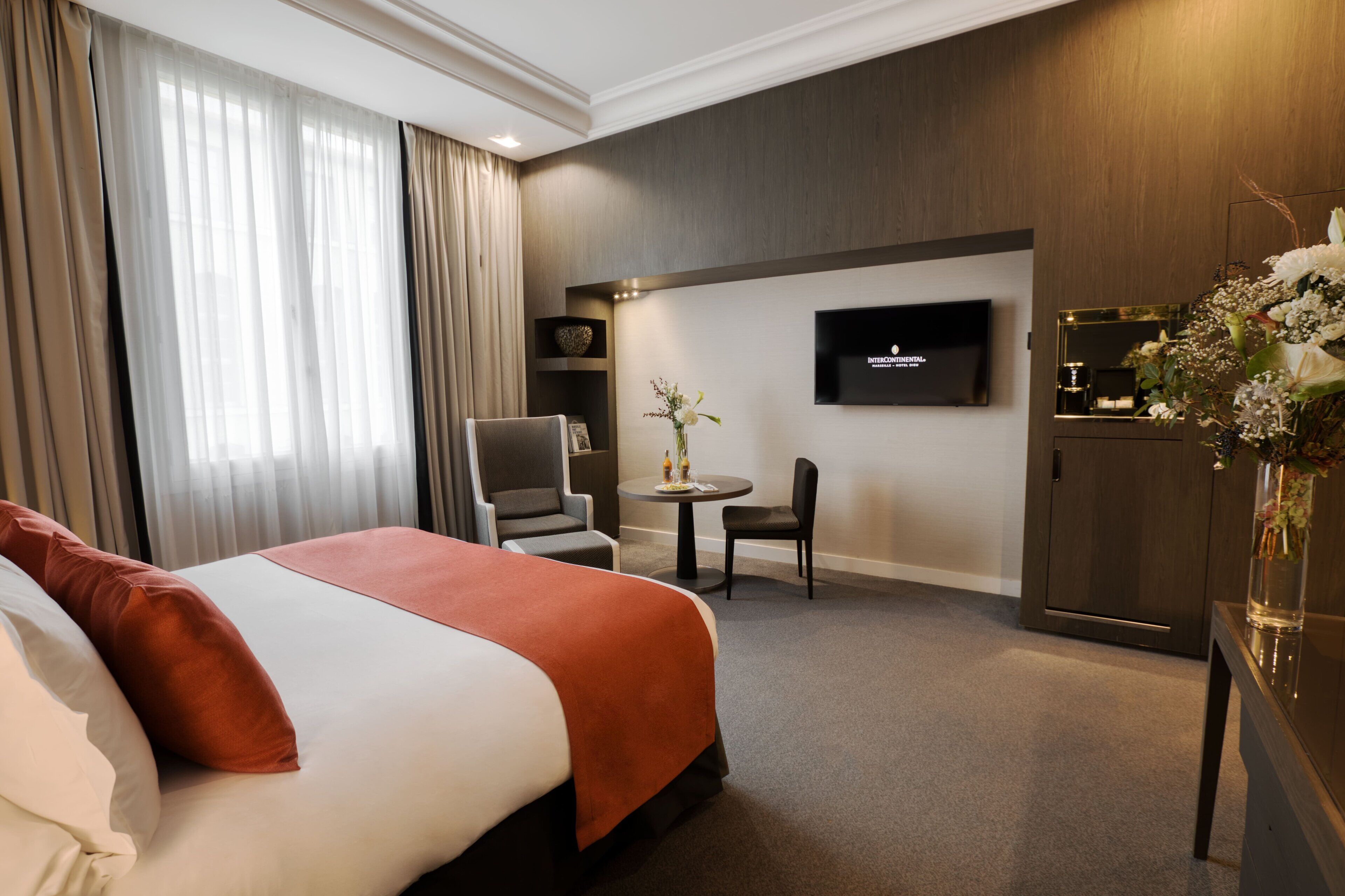 Premium Room, 1 King Bed | Premium bedding, down comforters, pillowtop beds, minibar