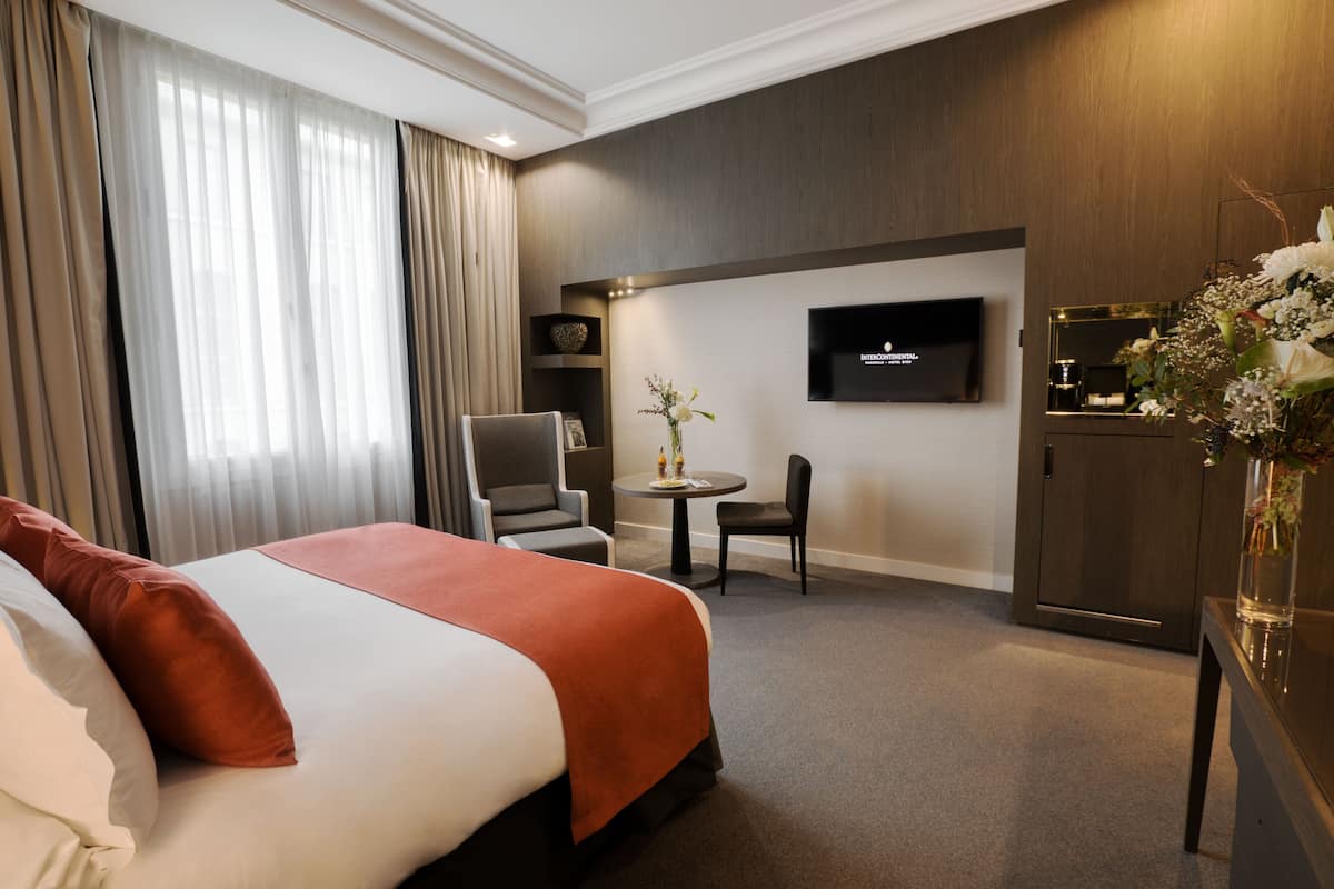 Premium Room, 1 King Bed | Premium bedding, down comforters, pillowtop beds, minibar