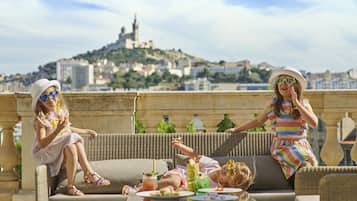 Junior suite, 1 kingsize bed (La Bonne Mere View) | Terras