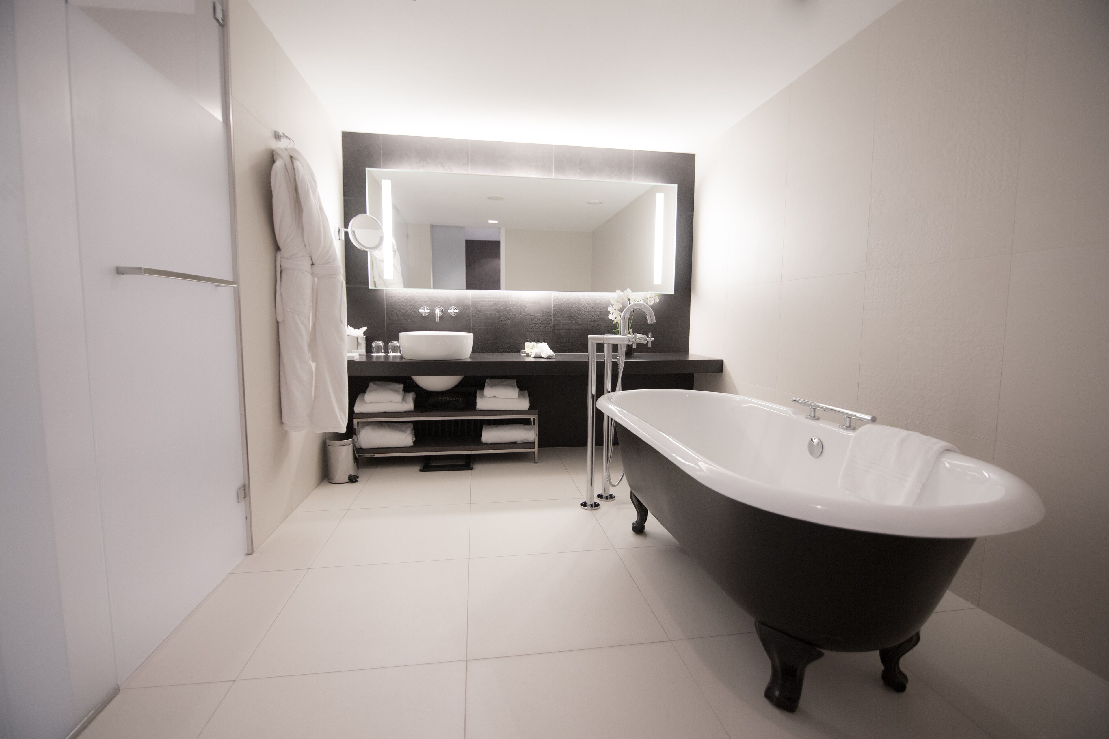 Badewanne und Dusche (separat), Designer-Toilettenartikel, Haartrockner