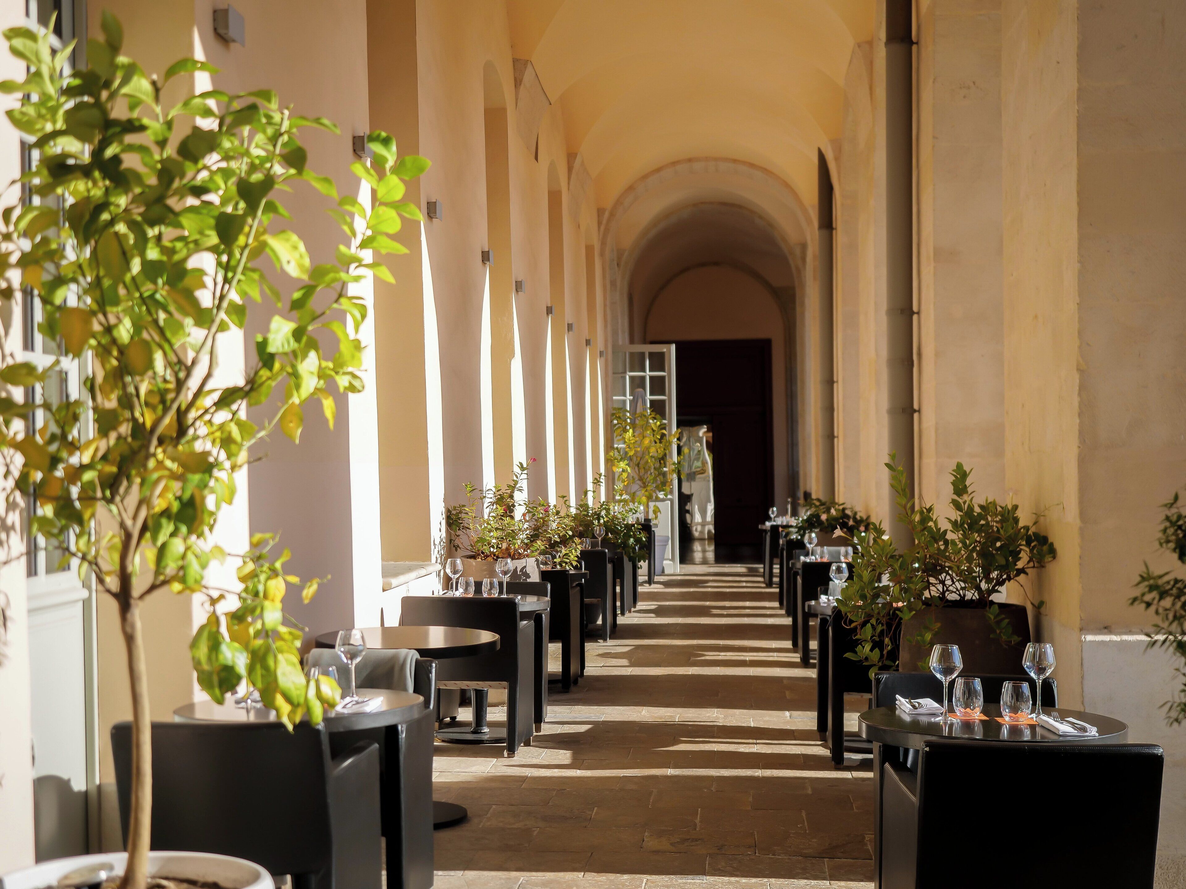 Petit déjeuner, déjeuner, dîner et brunch servis sur place
