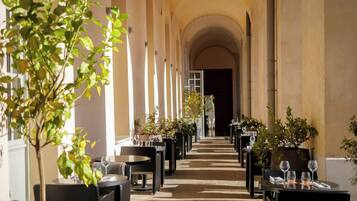 Petit déjeuner, déjeuner, dîner et brunch servis sur place