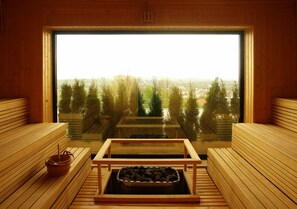 Couples treatment room(s), sauna, hot tub, steam room