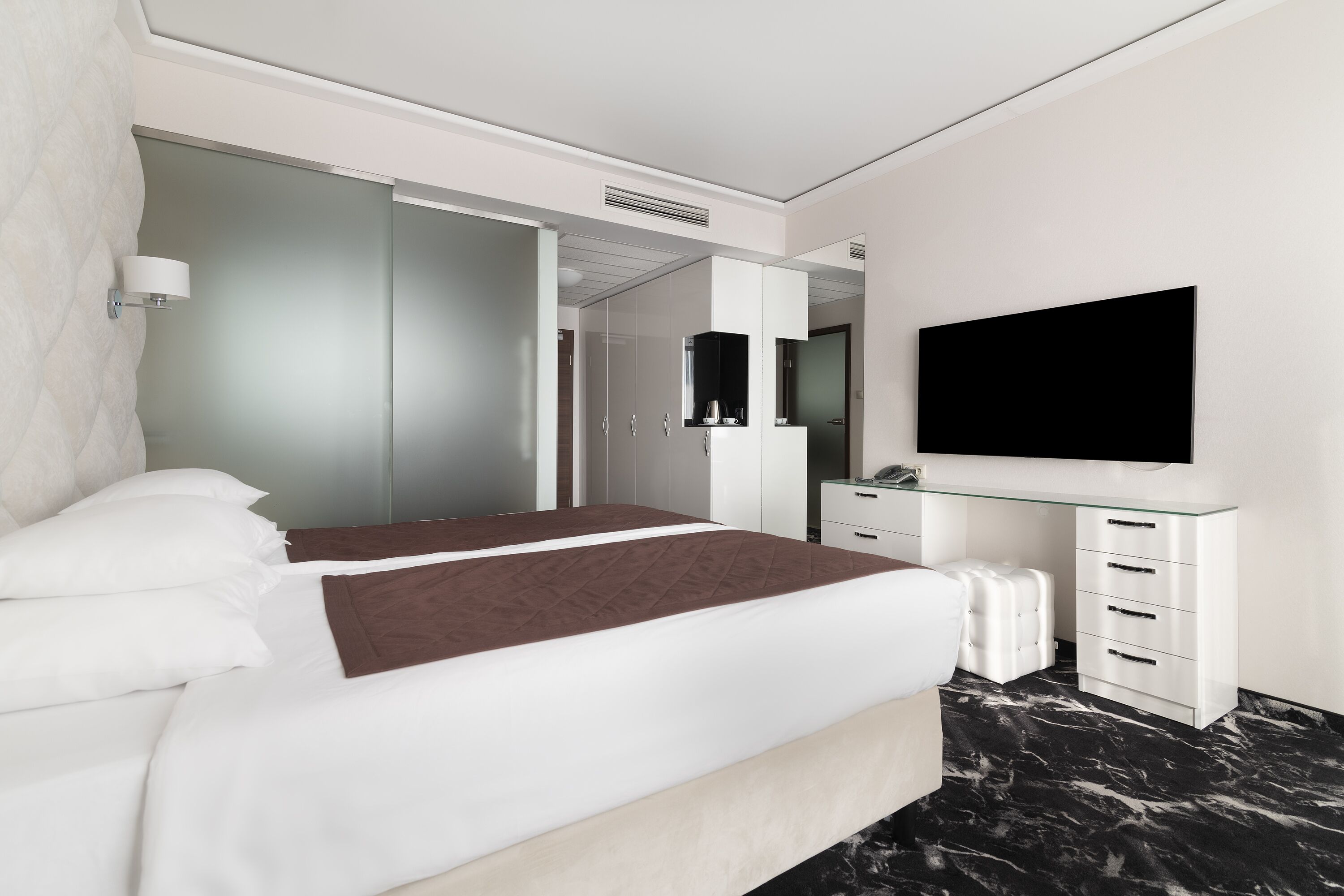 premium bedding, tempur-pedic beds, minibar, in-room safe