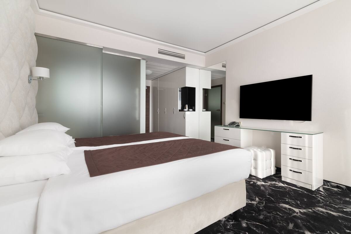 premium bedding, tempur-pedic beds, minibar, in-room safe