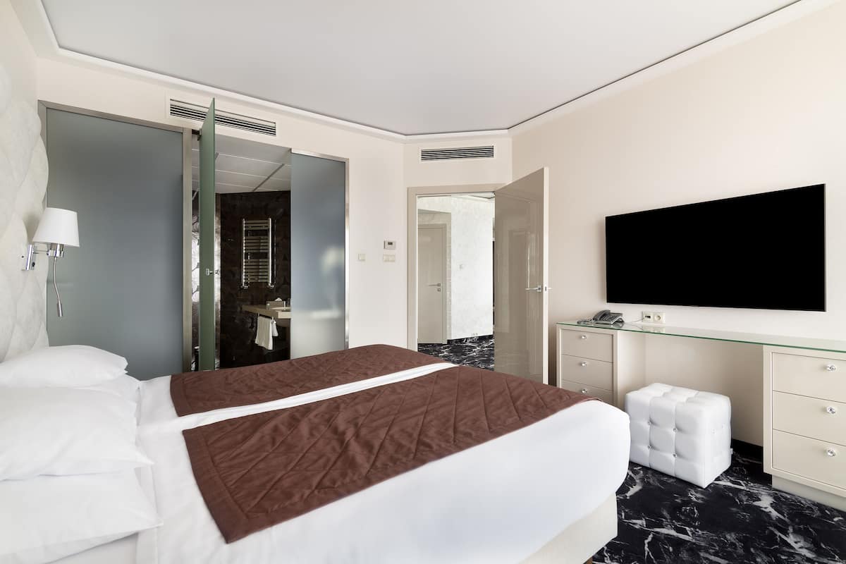 apartment | premium bedding, tempur-pedic beds, minibar, in-room safe