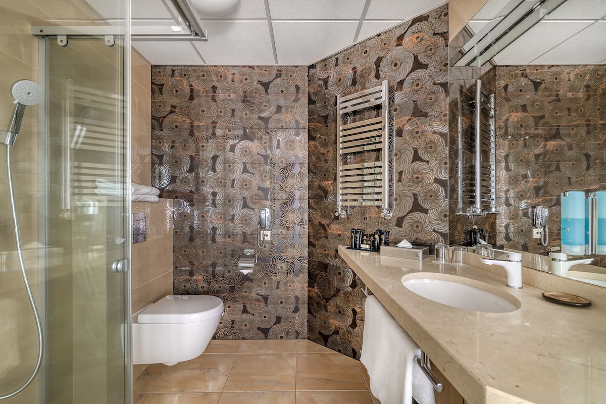 apartment | bathroom | shower, free toiletries, hair dryer, bathrobes