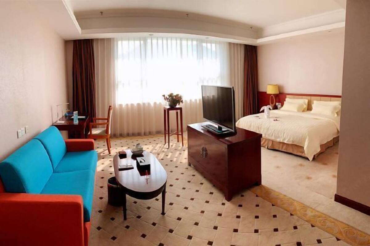 Minibar, in-room safe, alarm clocks