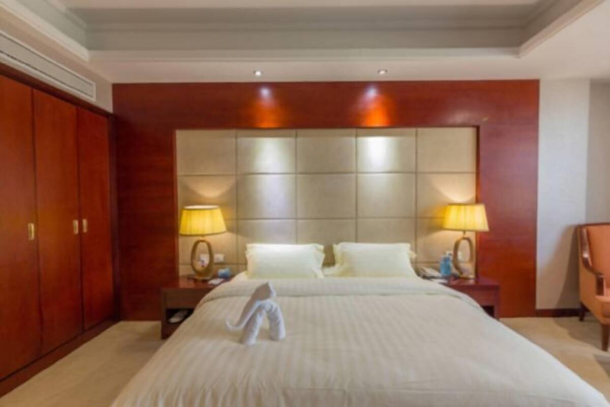 Minibar, in-room safe, alarm clocks