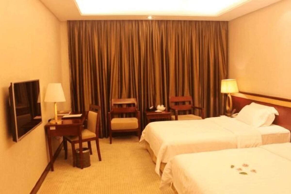 Minibar, in-room safe, alarm clocks