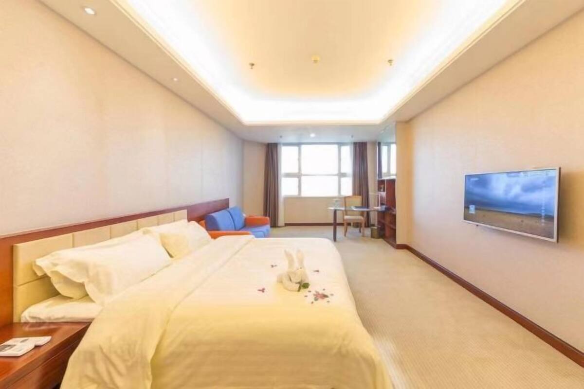 Minibar, in-room safe, alarm clocks