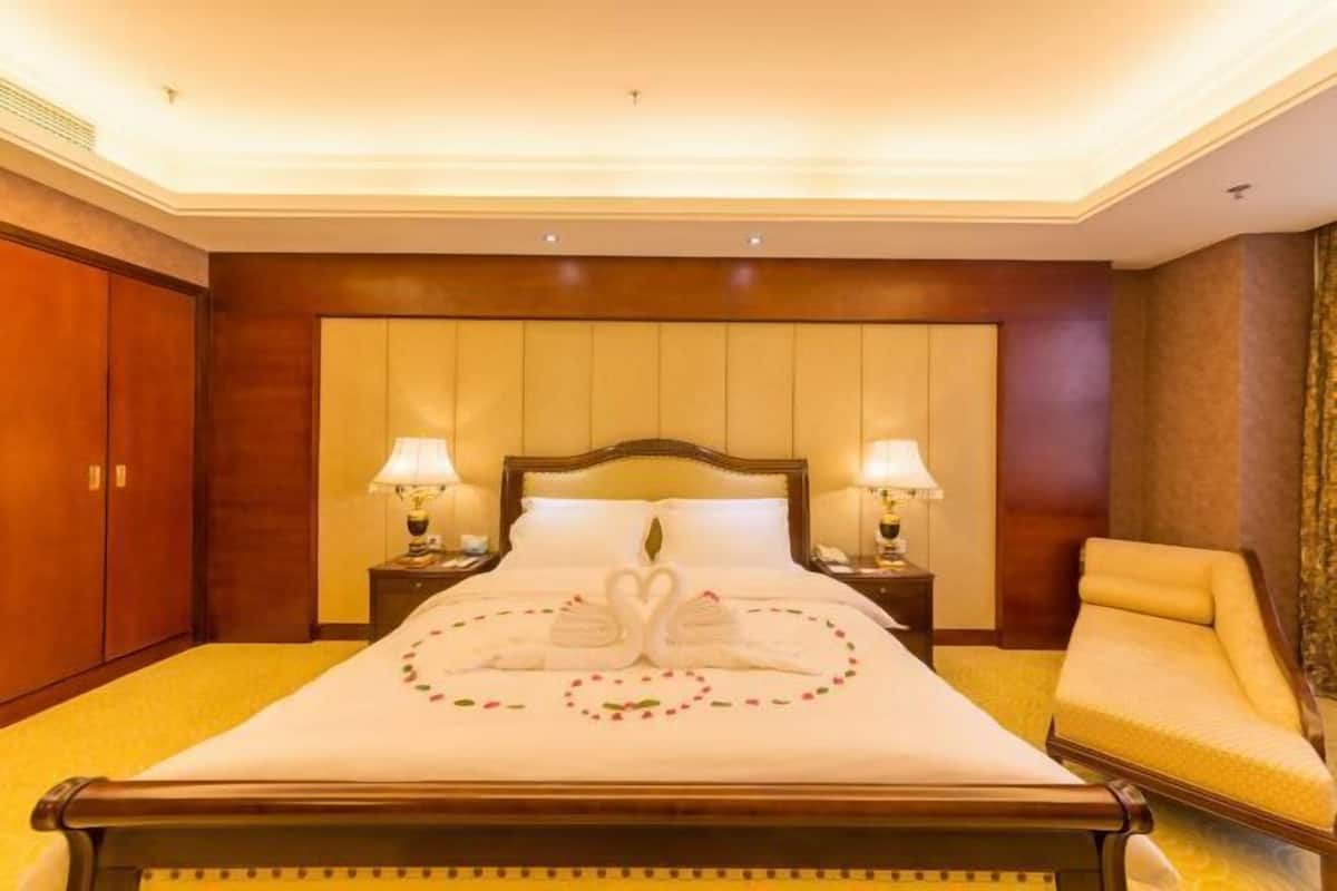 Minibar, in-room safe, alarm clocks
