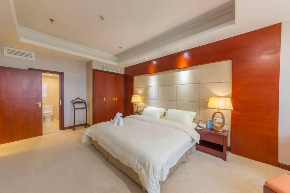 Minibar, in-room safe, alarm clocks