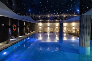 Indoor pool, sun loungers