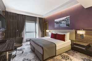 Phòng Suite, 1 giường cỡ king, hút thuốc, hiên | Minibar, két bảo mật tại phòng, phòng cách âm 
