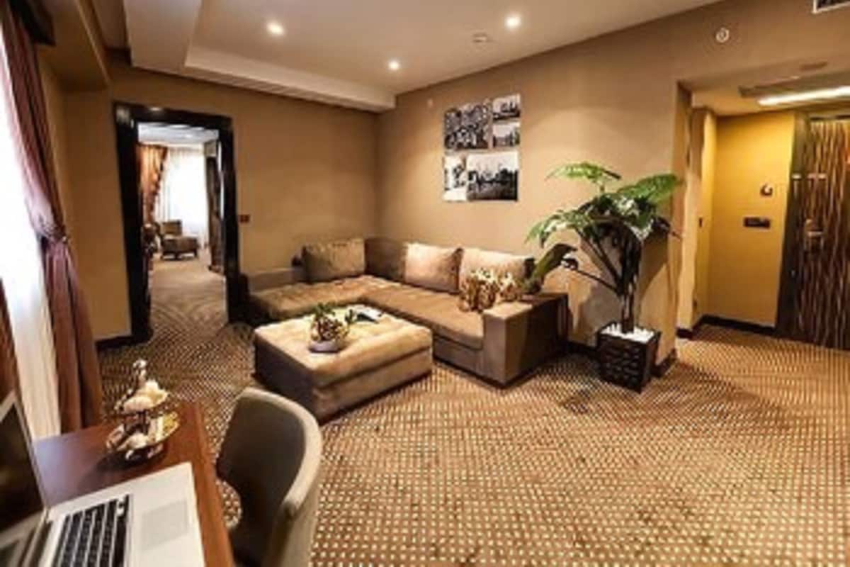 Suite, Multiple Beds, Non Smoking (Connection Suite) | 1 bedroom, minibar, in-room safe, soundproofing