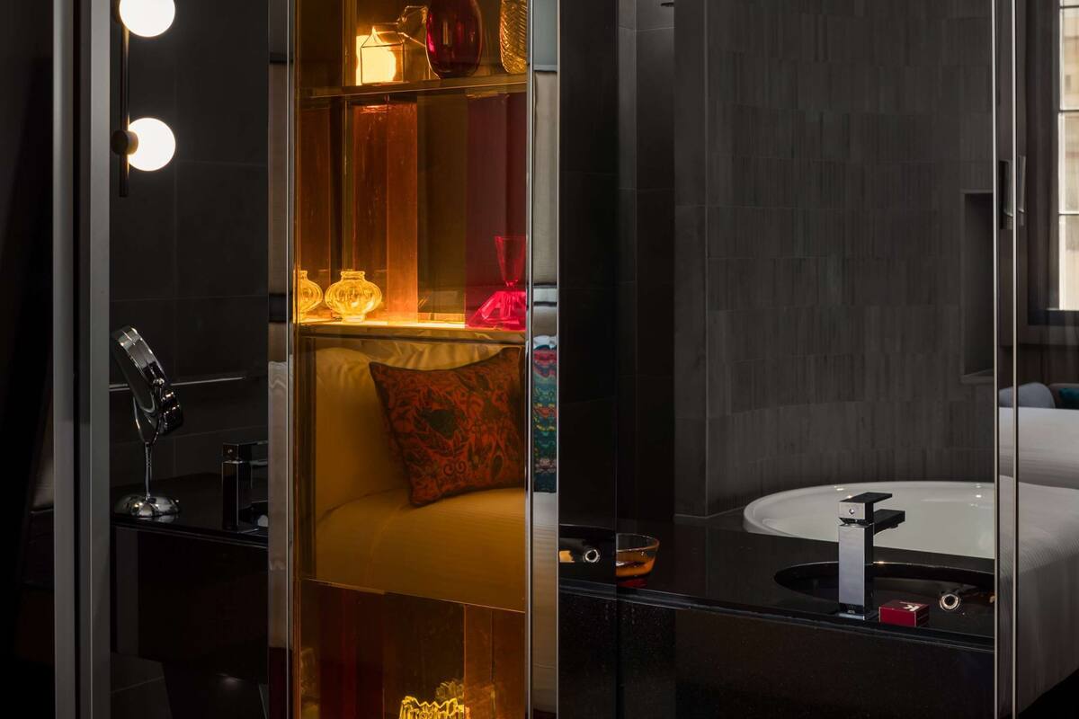 qt twin double | minibar, desk, soundproofing, iron/ironing board