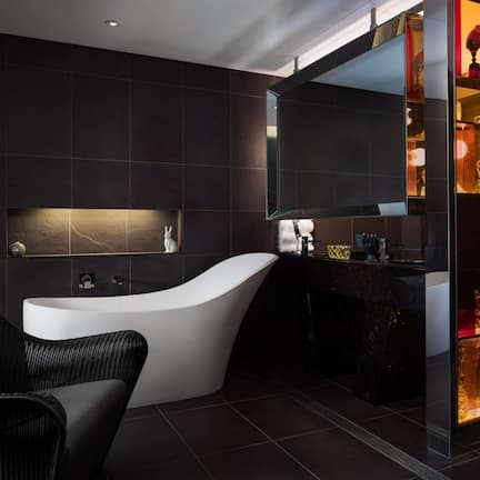 QT Junior Suite | Bathroom | Free toiletries, hair dryer, bathrobes, towels