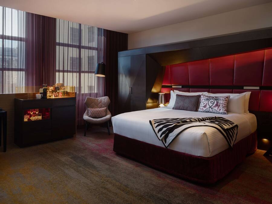 QT Executive King | Minibar, desk, soundproofing, iron/ironing board