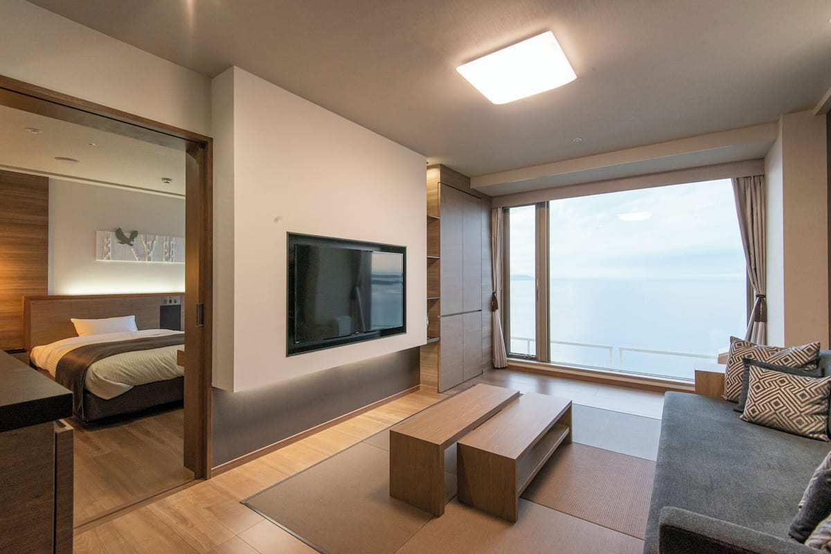 Deluxe Twin Room, Non Smoking (Lake View) | Premium bedding, in-room safe, free WiFi, bed sheets