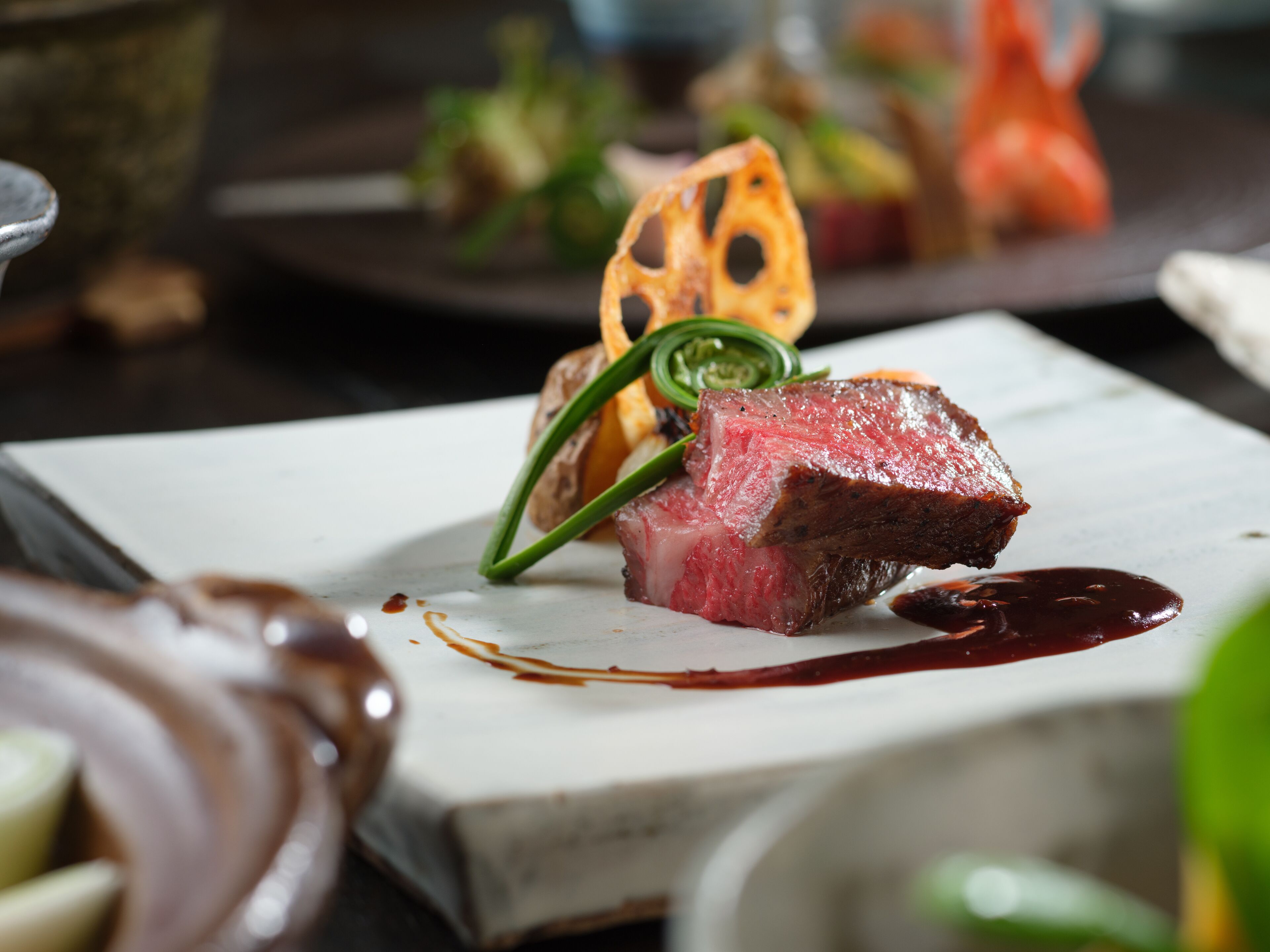 Un steak, accompagné d’une garniture, servi dans une assiette.
