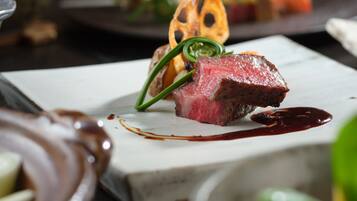 Un steak, accompagné d’une garniture, servi dans une assiette.