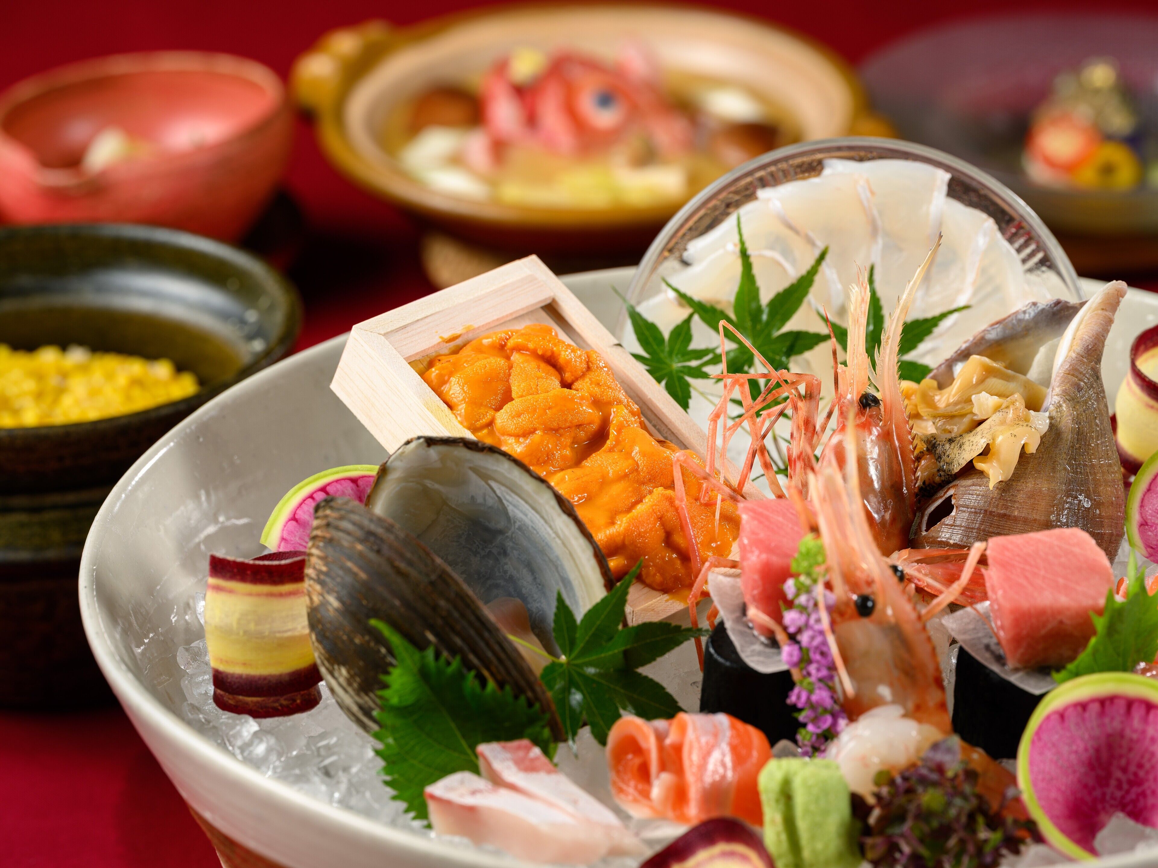 Una variedad de mariscos y verduras en un plato.