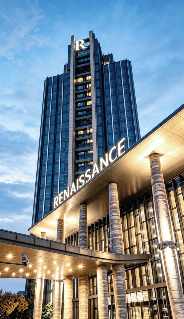 Un edificio alto con una 'R' destacada en la parte superior y 'RENAISSANCE' escrito sobre la entrada.