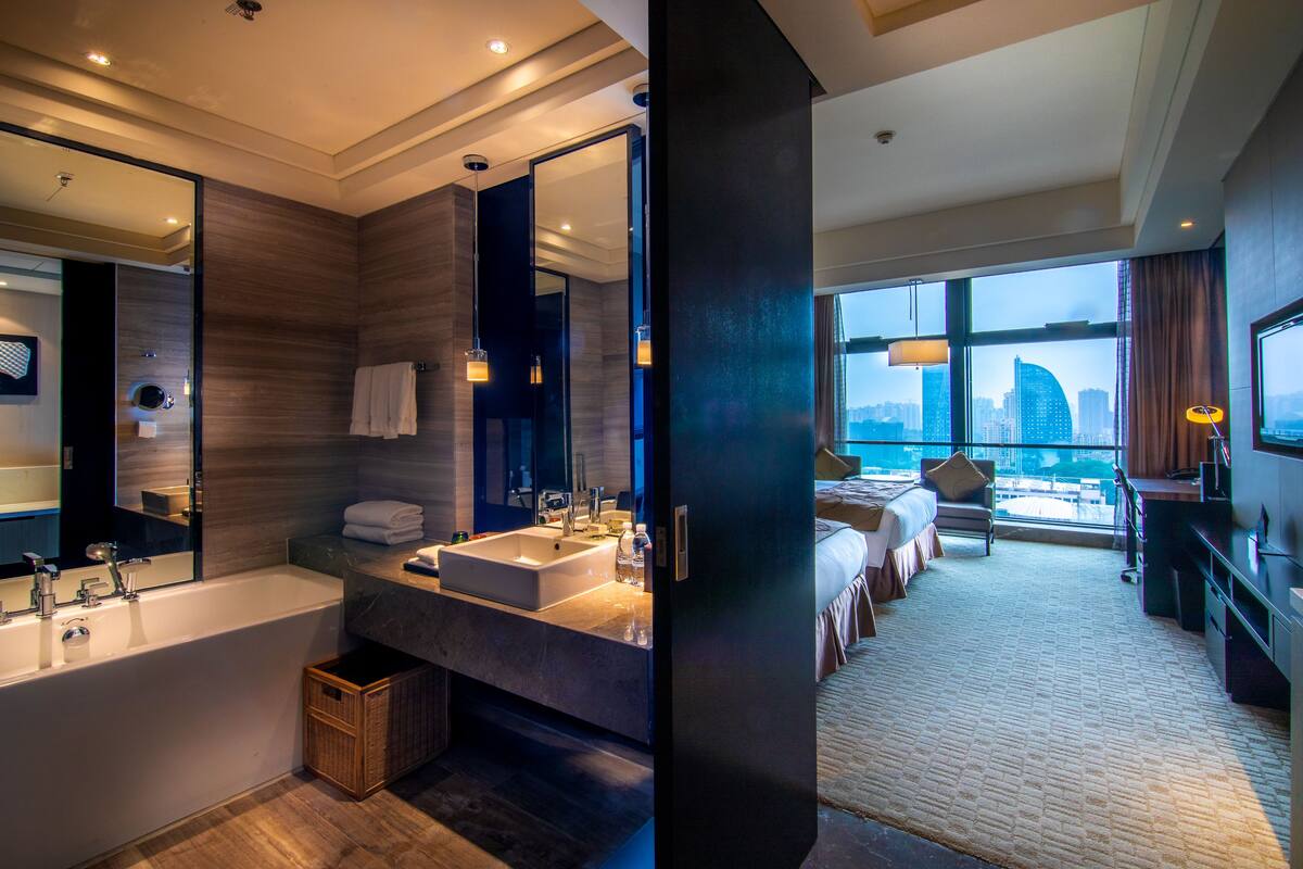 1 bedroom, premium bedding, down duvets, minibar