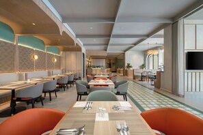 Breakfast, lunch and dinner served  - Hyatt Place Bangkok Sukhumvit 1 (Bangkok)