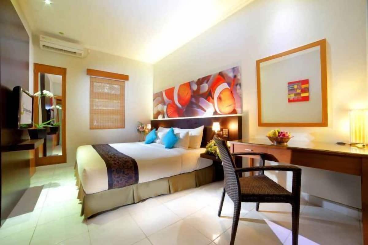 2 bedrooms, premium bedding, minibar, in-room safe